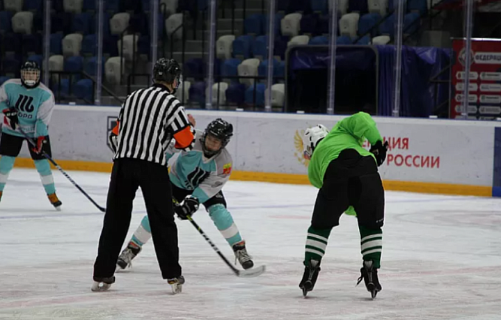 Юным хоккеистам из Арсеньево Тульской области подарили хоккейную форму