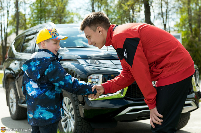 Футболисты «Арсенала» и волейболистки «Тулицы-2» возложили цветы к мемориалу «Защитникам неба Отечества»