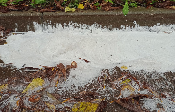 На улицах Новомосковска горожане заметили пену неизвестного происхождения