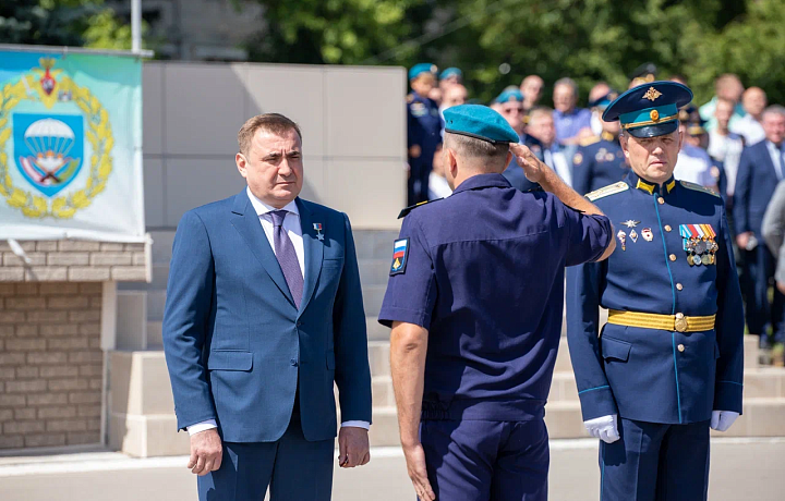 Алексей Дюмин поздравил тульских десантников с Днем ВДВ