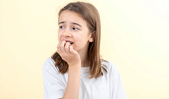 Пальцы изо рта убери! Почему дети грызут ногти, правда ли, что из-за этого они могут отвалиться и как справиться с вредной привычкой