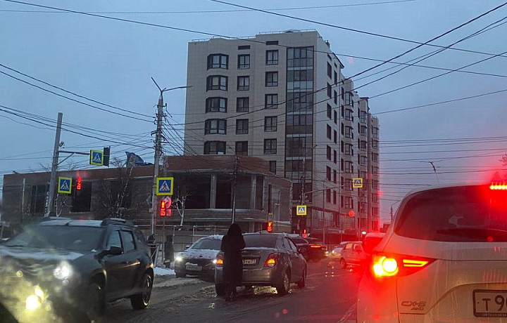 ДТП спровоцировало пробку на пересечении улиц Демонстрации и Дмитрия Ульянова в Туле