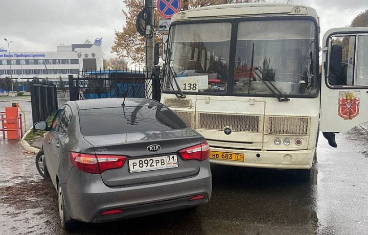 В Туле на улице Щегловская засека столкнулись Kia и пассажирский ПАЗ