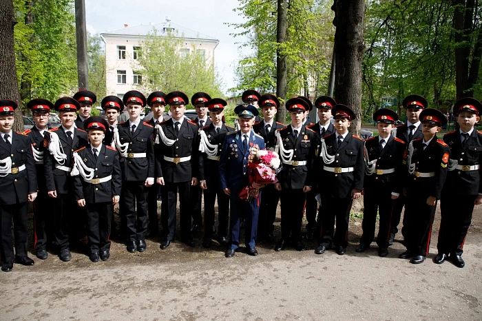 Тульские кадеты и студенты поздравили ветерана Великой Отечественной войны с наступающим Днем Победы