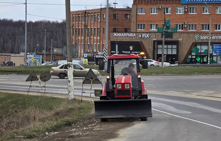 В Тульской области убирают дороги в рамках месячника чистоты