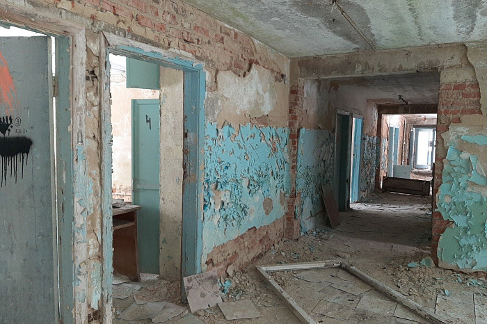 Остались стеклоблоки, граненые стаканы, фотообои и бюст Ленина: под Тулой продают заброшенную советскую спортбазу