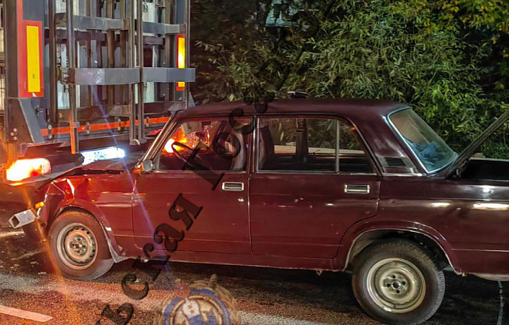 Два человека пострадали в ДТП с ВАЗом и Mercedes на улице Рязанской в Туле