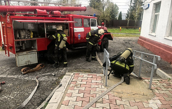 Пожарно-тактические учения провели в школе в тульском поселке Хомяково