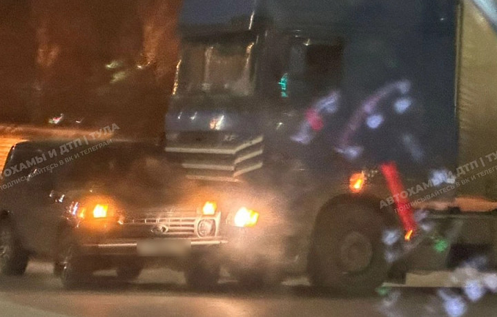 Фура устроила ДТП с легковушкой на улице Демидовская плотина в Туле