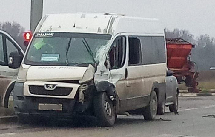 Четыре человека пострадали при столкновении автобуса и маршрутки в Узловой