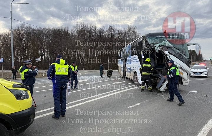 Автобус с рабочими попал в аварию под Тулой