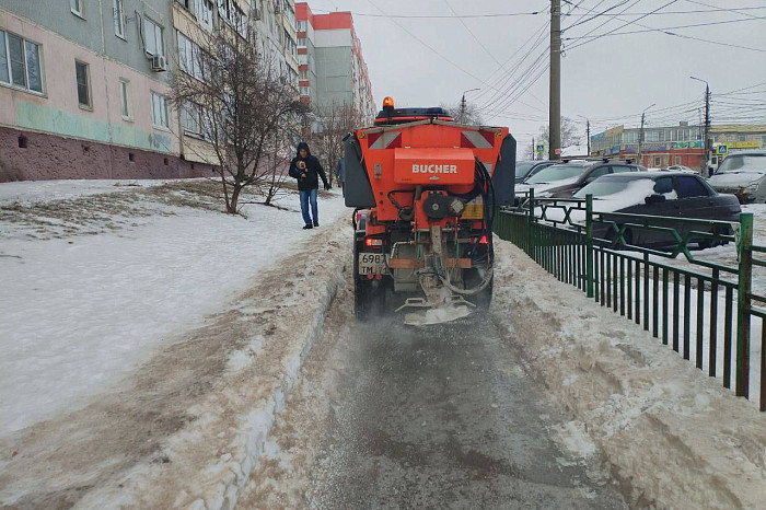 Улицы Тулы обрабатывают противогололедными материалами