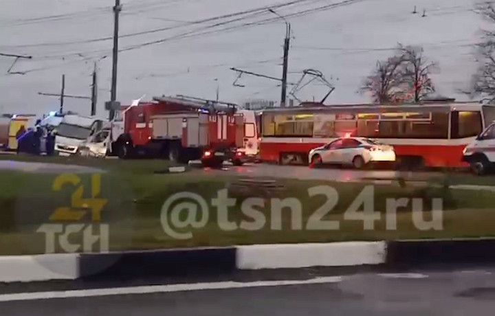 Массовое ДТП с трамваем и несколькими маршрутками произошло в Туле