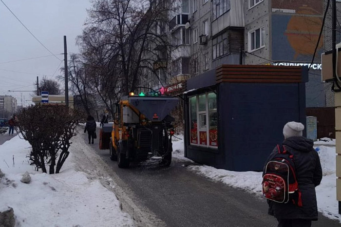 Улицы Тулы обрабатывают противогололедными материалами
