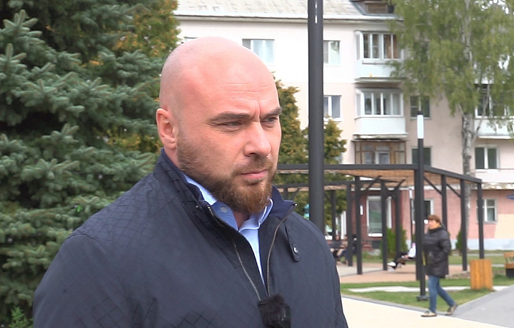 Посиделки с бабушками во дворе и фото с котиками – как глава администрации Новомосковска стал блогером