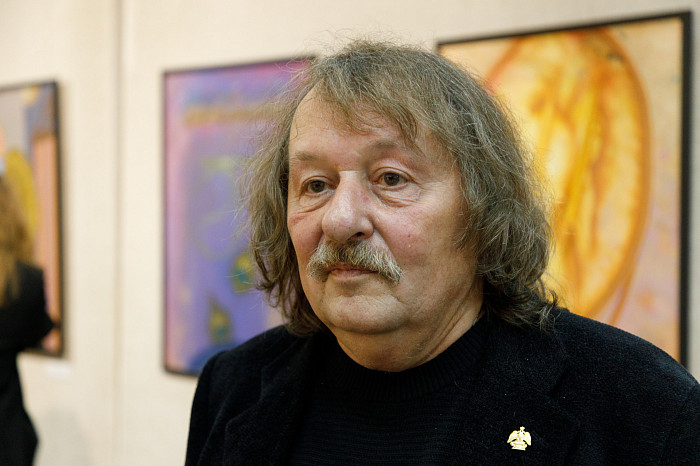 Таинственные маски и средневековые мотивы: в Туле открылась выставка художника Александра Майорова