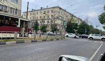 На пересечении улиц Болдина и Смидович в Туле сломавшийся автомобиль заблокировал движение трамваев