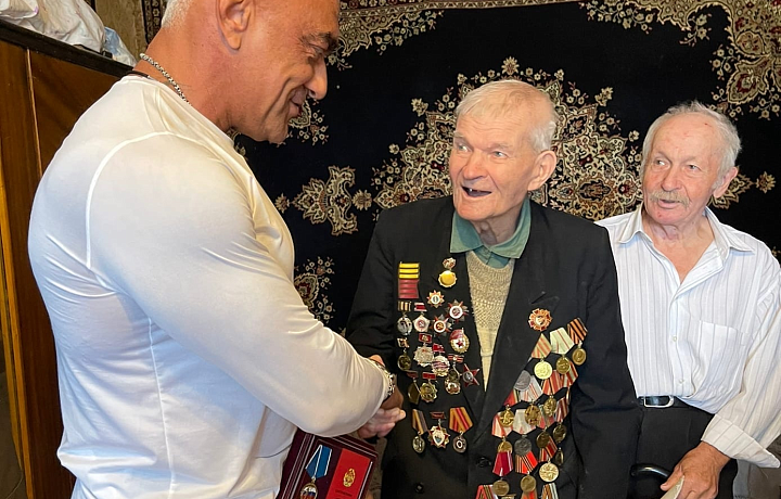 Владимир Мухин поздравил ясногорского ветерана со столетним юбилеем