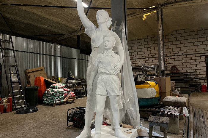 В Туле завершают реставрацию скульптуры «Встречающие»