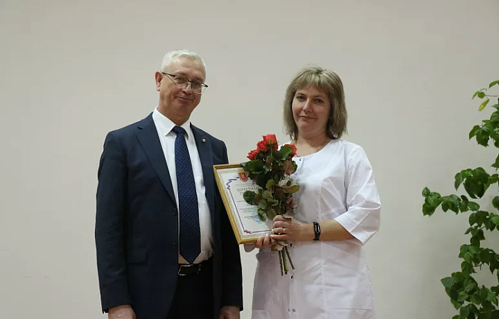 Медработникам Новомосковской больницы вручили благодарности минздрава