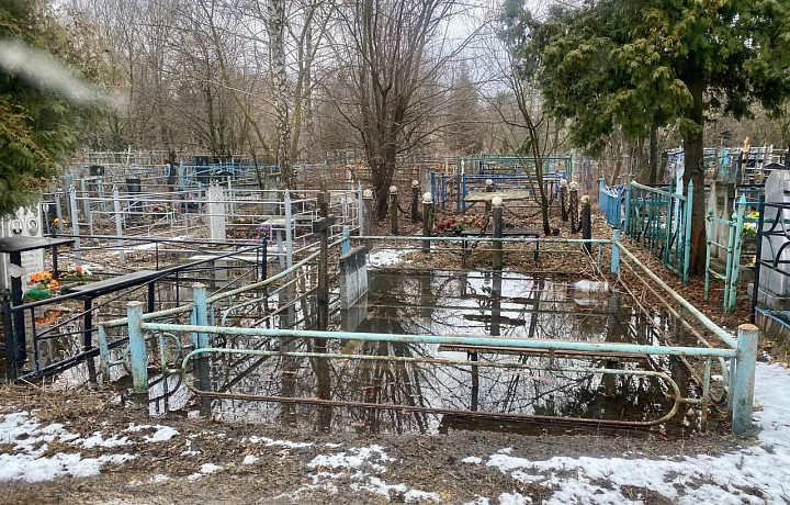В Новомосковске пожаловались на подтопление могил и плохое состояние дорог на городском кладбище