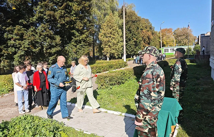 В Донском прошел митинг памяти погибшего в 2016 году огнеборца Павла Макарочкина