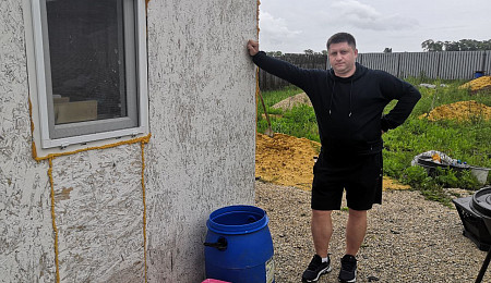 «Задумываюсь, до чего я дошел к 39 годкам. Офигеваю»: туляк, обманутый со строительством дома, живет в самодельной бытовке