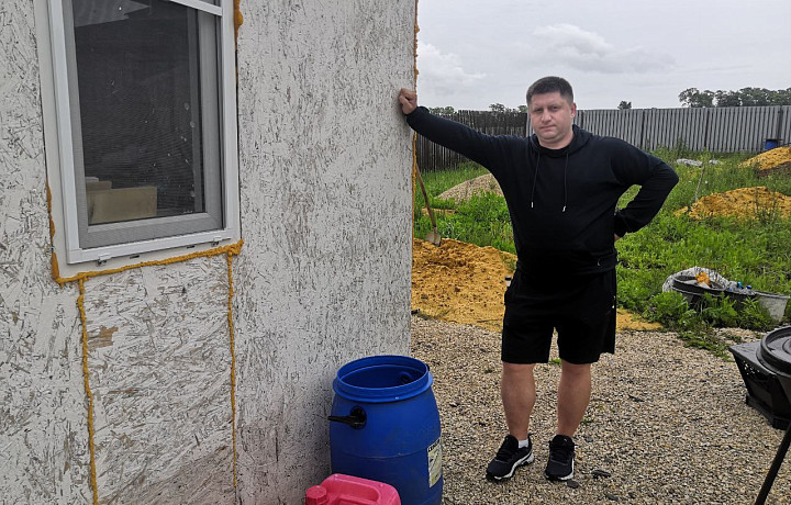 «Задумываюсь, до чего я дошел к 39 годкам. Офигеваю»: туляк, обманутый со строительством дома, живет в самодельной бытовке