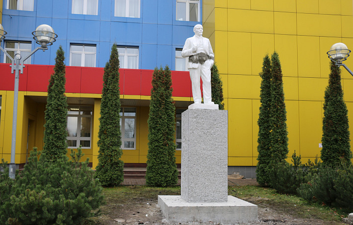 Памятник Ленину в Новомосковске перенесли и установили на территории детской железной дороги