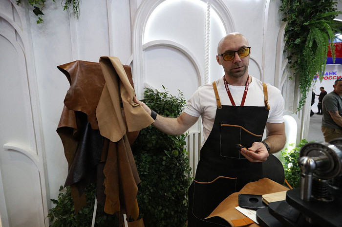 Люди, машины, роскошь: яркие фото третьего дня ПМЭФ-2024