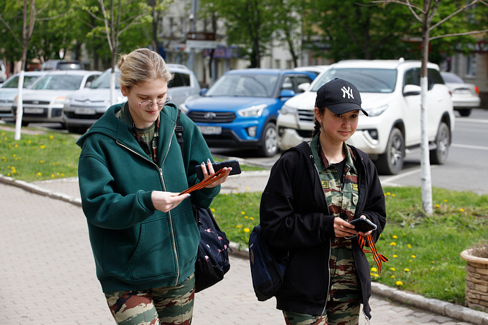 Цветной бульвар поздравил туляков с наступающим Днем Победы и подарил Георгиевские ленты