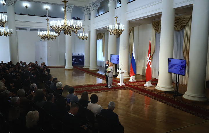 «В ваших руках находится будущее нашей страны»: Дмитрий Миляев вручил награды работникам системы среднего профобразования региона