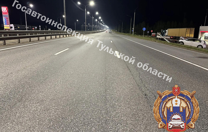 В Заокском районе водитель Volkswagen врезался в столб: пострадали 2 пассажирки