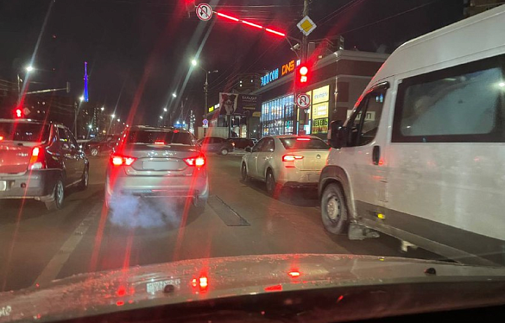 На проспекте Ленина ямочный ремонт дороги спровоцировал автомобильные пробки