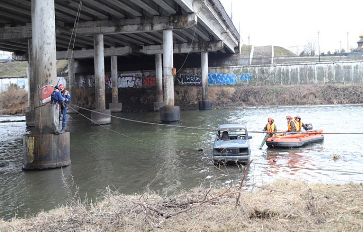 Тульские спасатели провели противопаводковые учения и достали автомобиль со дна реки