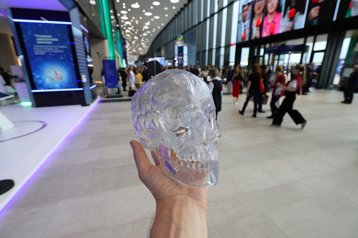 Люди, машины, роскошь: яркие фото третьего дня ПМЭФ-2024