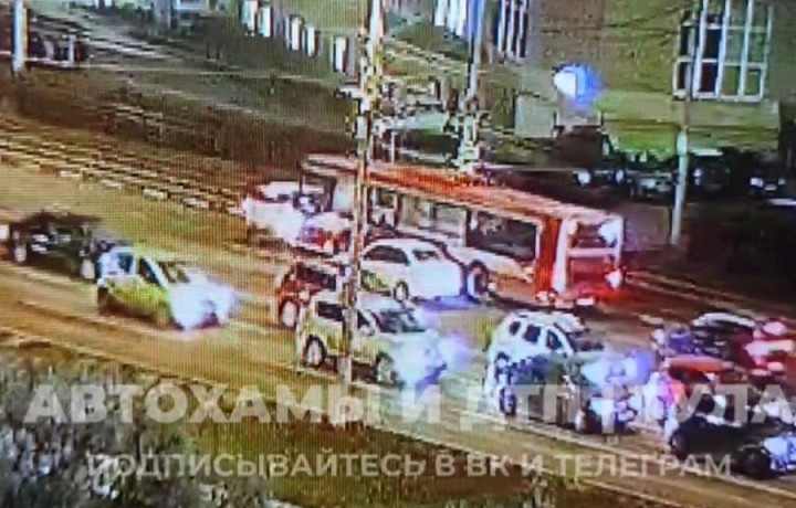 В Туле Kia залетела под автобус у «трех штыков» на проспекте Ленина