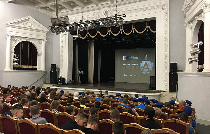 Юным тулякам показали спектакль о героях спецназа