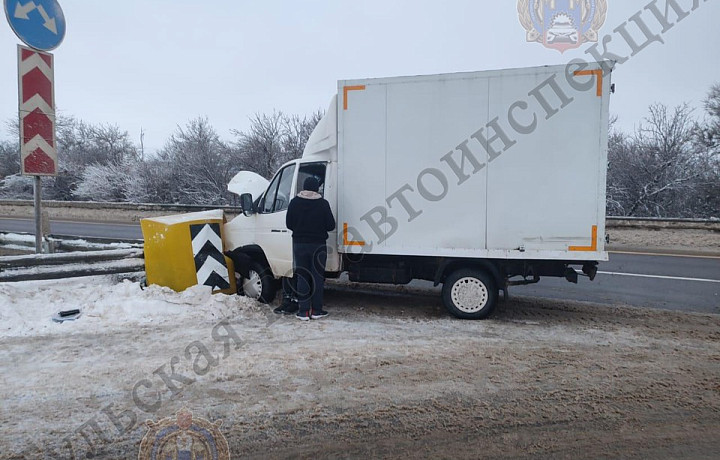 В Веневском районе грузовик наехал на ограждение