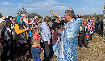 В Суворовском районе в заброшенном храме впервые прошло богослужение