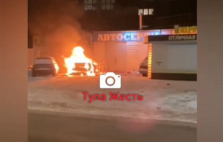 На Веневском шоссе в Туле сгорел автомобиль
