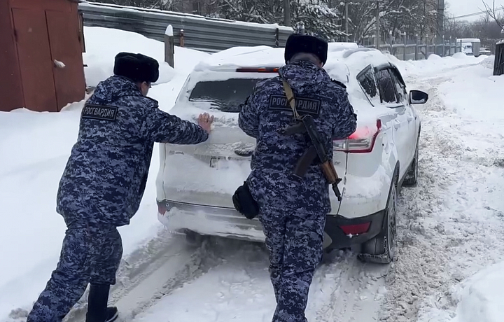Росгвардейцы помогли двум водителям во время снегопада в Туле