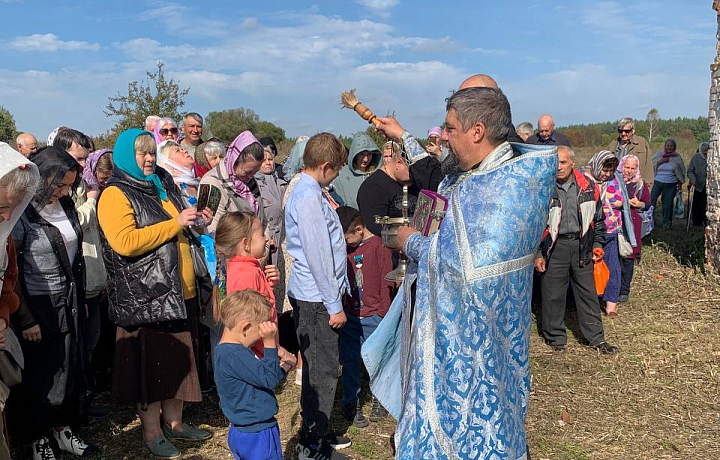 В Суворовском районе в заброшенном храме впервые прошло богослужение