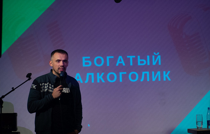 «Есть два типа людей: те, кому смешны шутки ниже пояса и те, которые делают вид, что нет»: интервью с психологом-комиком Виктором Фоминым – о поиске юмора, тарологах и самой плохой шутке