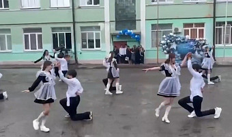 В Туле выпускники станцевали вальс под градом