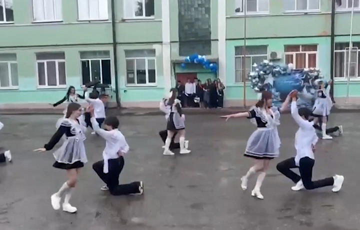 В Туле выпускники станцевали вальс под градом