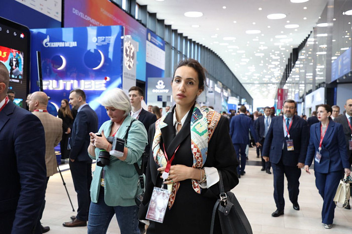 Люди, машины, роскошь: яркие фото третьего дня ПМЭФ-2024