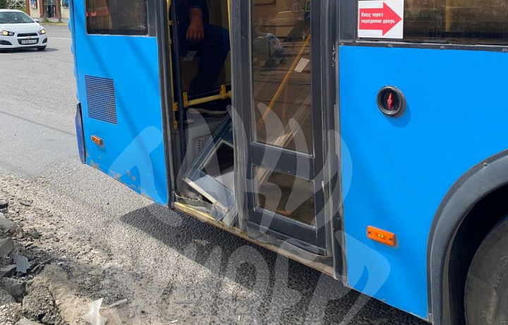 В одном из автобусов в Туле на ходу отвалилась дверь