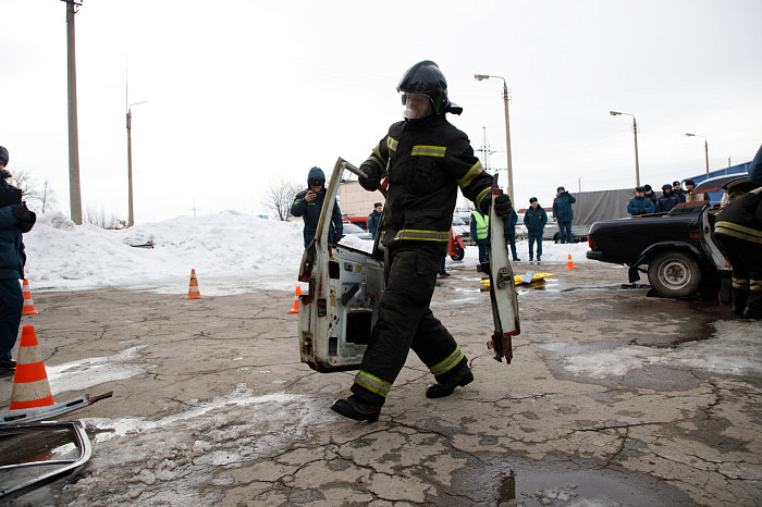 В Туле прошли соревнования среди спасателей по ликвидации последствий ДТП
