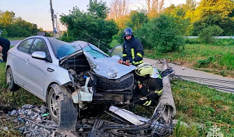 В Новомосковске женщина-водитель на Kia врезалась в опору ЛЭП